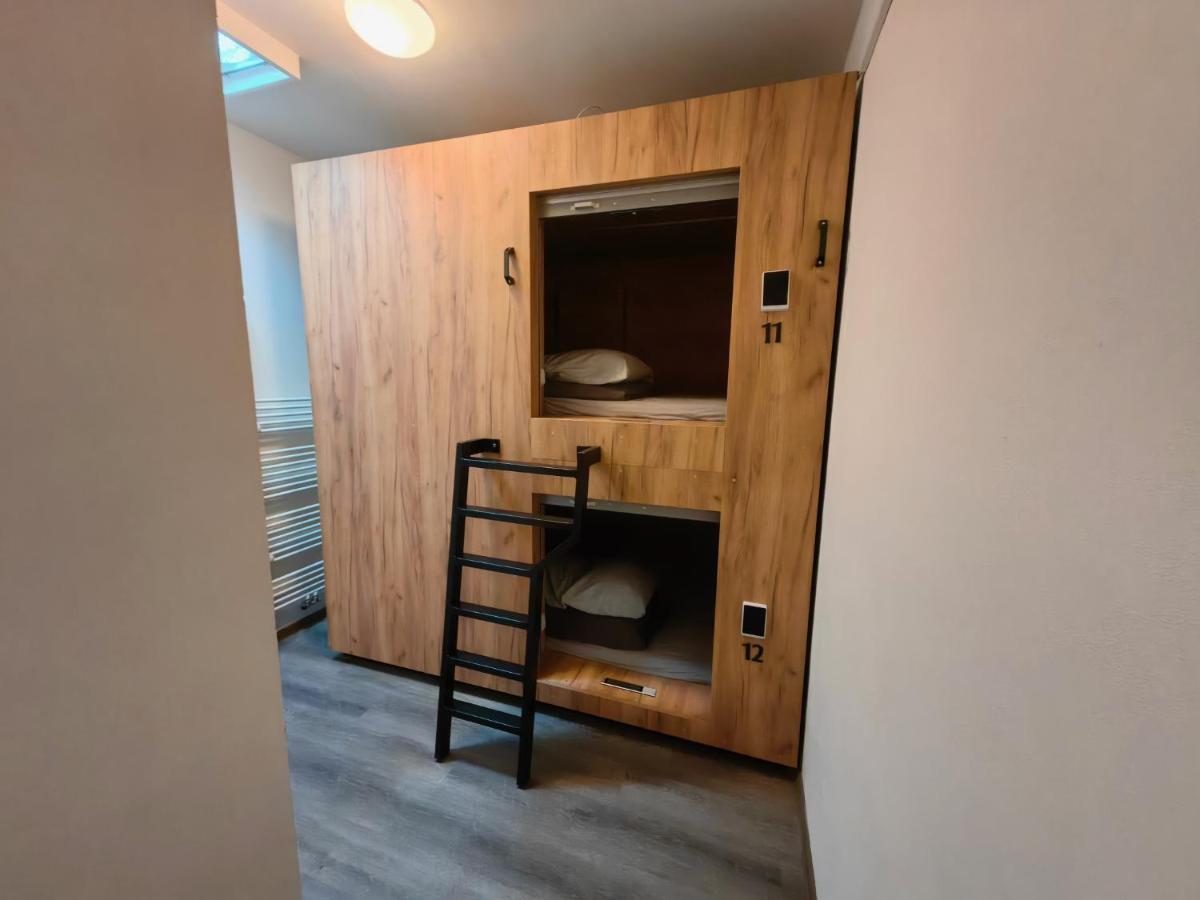 Capsule Hostel Erbenova Прага Экстерьер фото